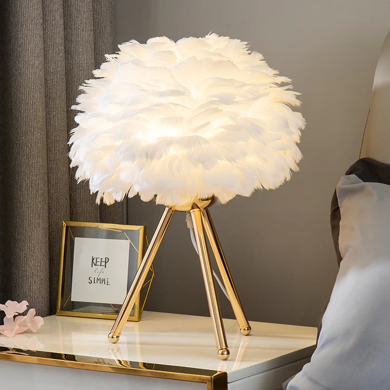 Lampes de bureau Lampe de table de chambre à coucher de plume lampe de chevet moderne salon café de mariage décoration de Noël décoration romantique lampe de plumes d'oie blanc Or