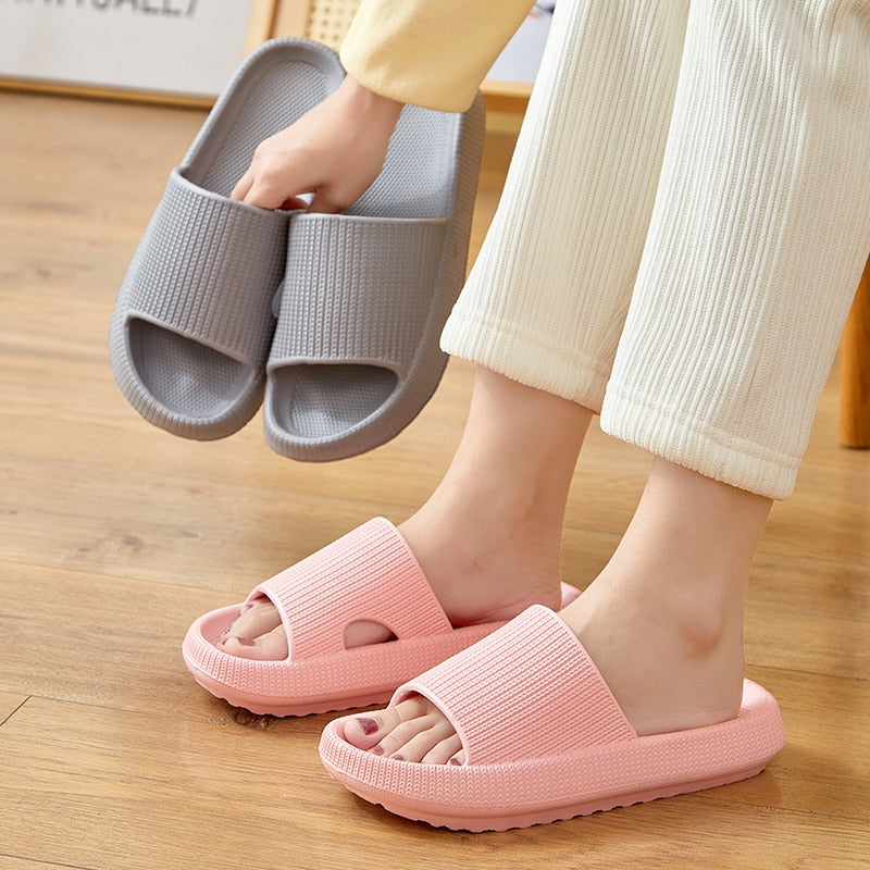 Tongs de plage décontractées pour hommes et femmes.