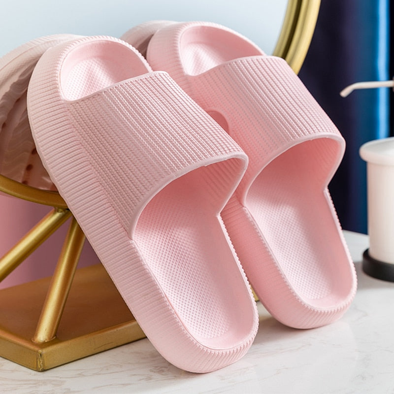 Tongs de plage décontractées pour hommes et femmes.