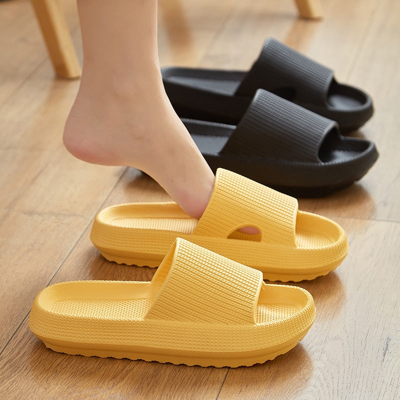 Tongs de plage décontractées pour hommes et femmes.