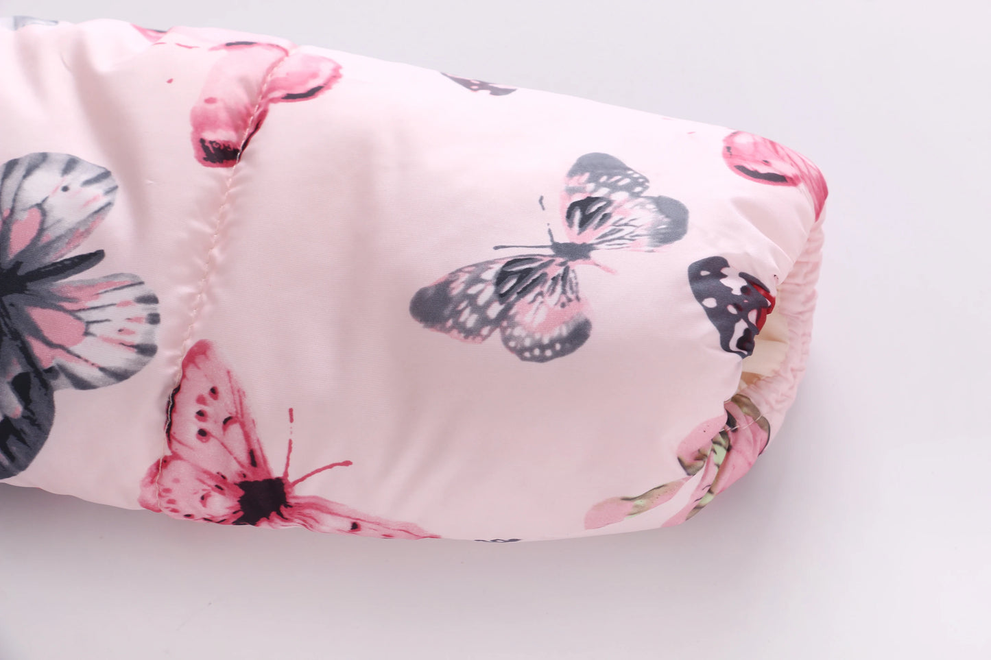 Chaud et élégant : le manteau matelassé pour fille avec imprimé papillon et capuche polaire - parfait pour l’hiver !