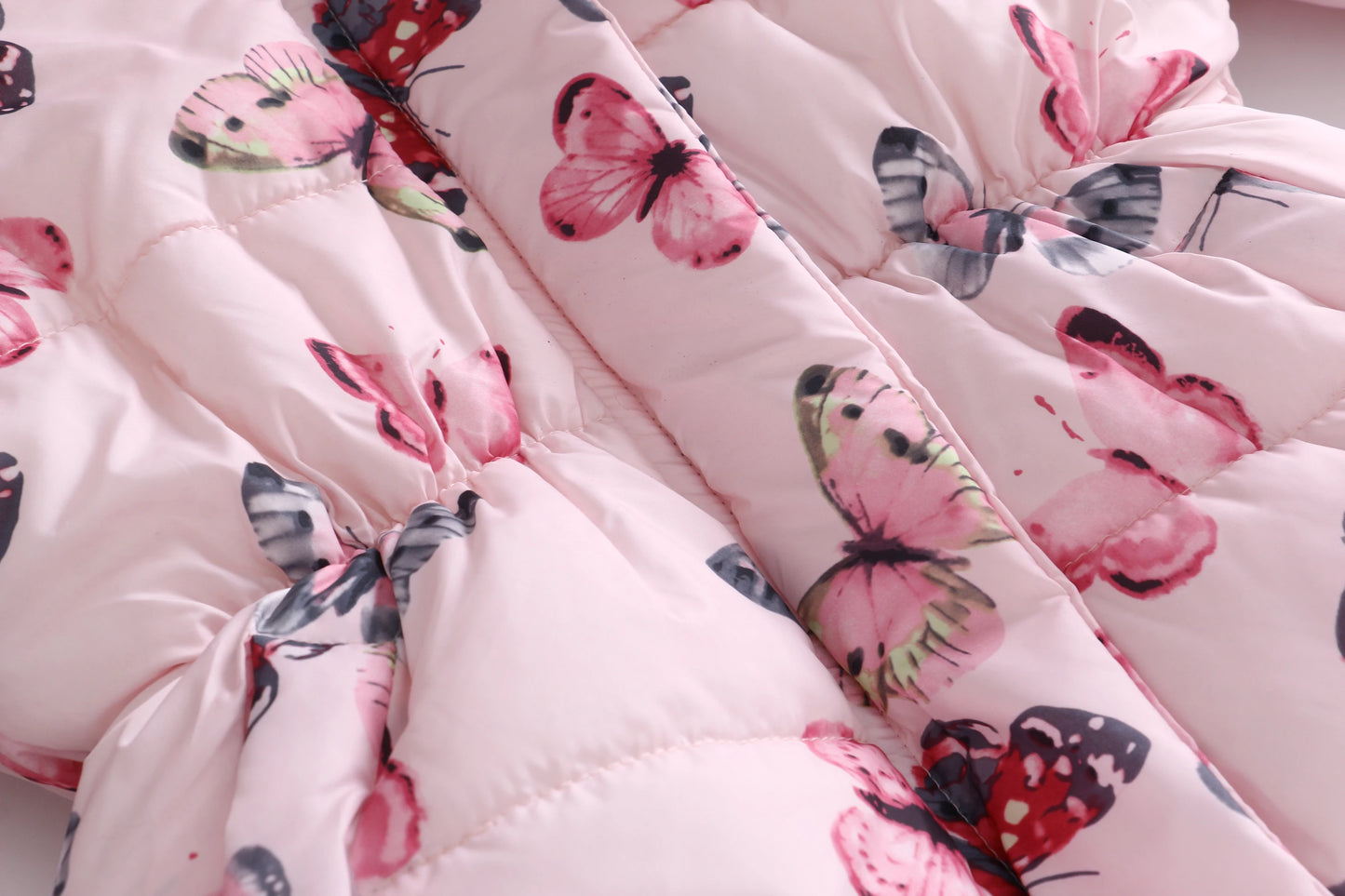 Chaud et élégant : le manteau matelassé pour fille avec imprimé papillon et capuche polaire - parfait pour l’hiver !