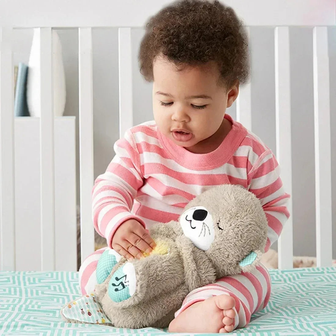 Loutre Poupée En Peluche Jouet Bébé Enfants Apaisant Musique Compagnon De Sommeil Son et Lumière + Badge anti-mostique
