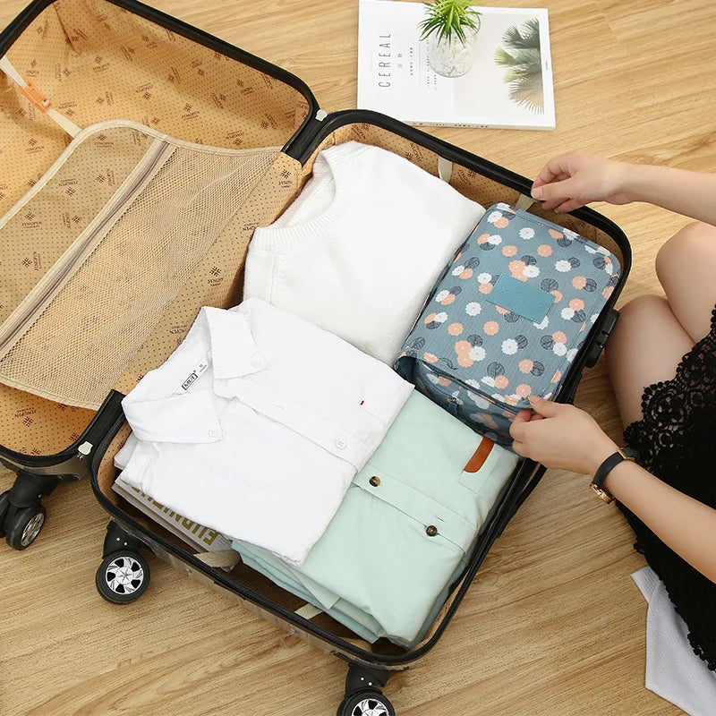 OrgaWise Trousse de Toilette Femme Pliable Étanche, Portable Trousse de Toilette Multifonction, Envoyer Un Joli Petit Sac (Daisy Bleu)