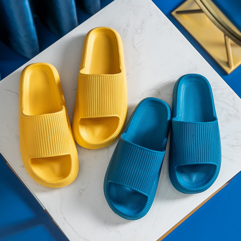 Tongs de plage décontractées pour hommes et femmes.