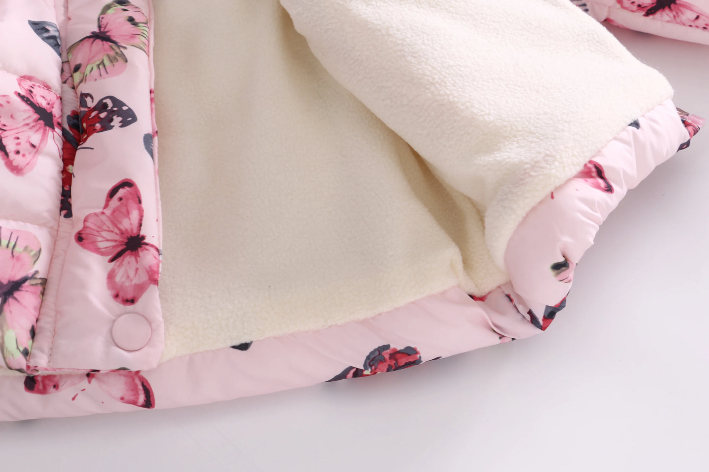 Chaud et élégant : le manteau matelassé pour fille avec imprimé papillon et capuche polaire - parfait pour l’hiver !