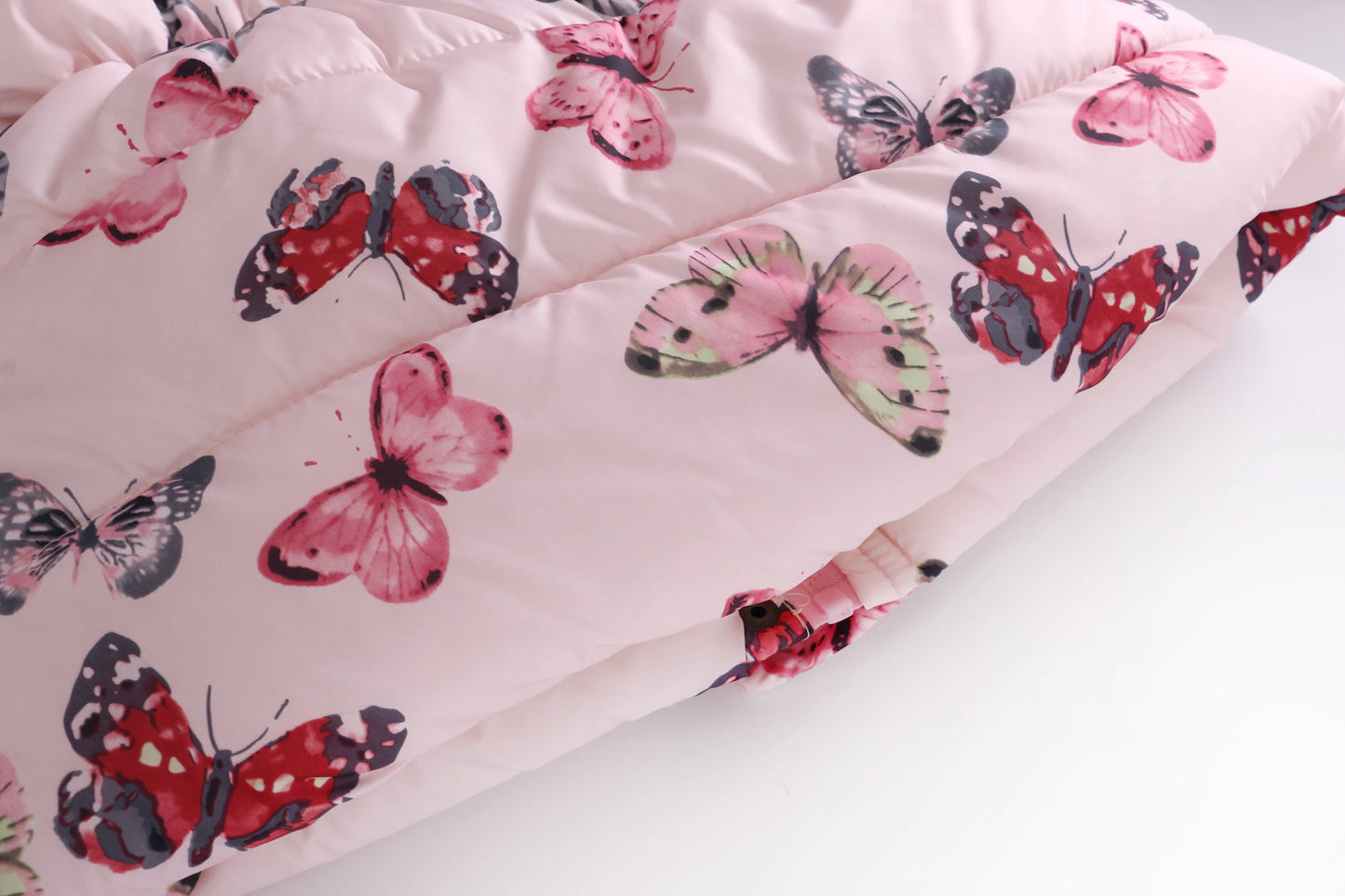 Chaud et élégant : le manteau matelassé pour fille avec imprimé papillon et capuche polaire - parfait pour l’hiver !