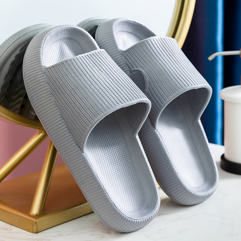 Tongs de plage décontractées pour hommes et femmes.