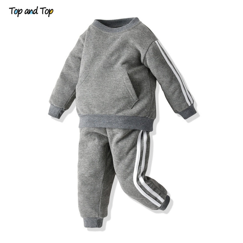 Ensemble de vêtements pour bébés garçons et filles.