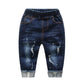 Jeans en denim extensible pour bébés garçons.