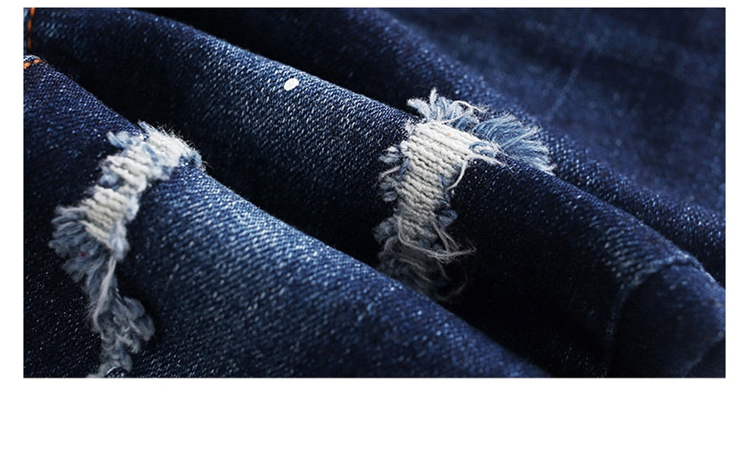 Jeans en denim extensible pour bébés garçons.