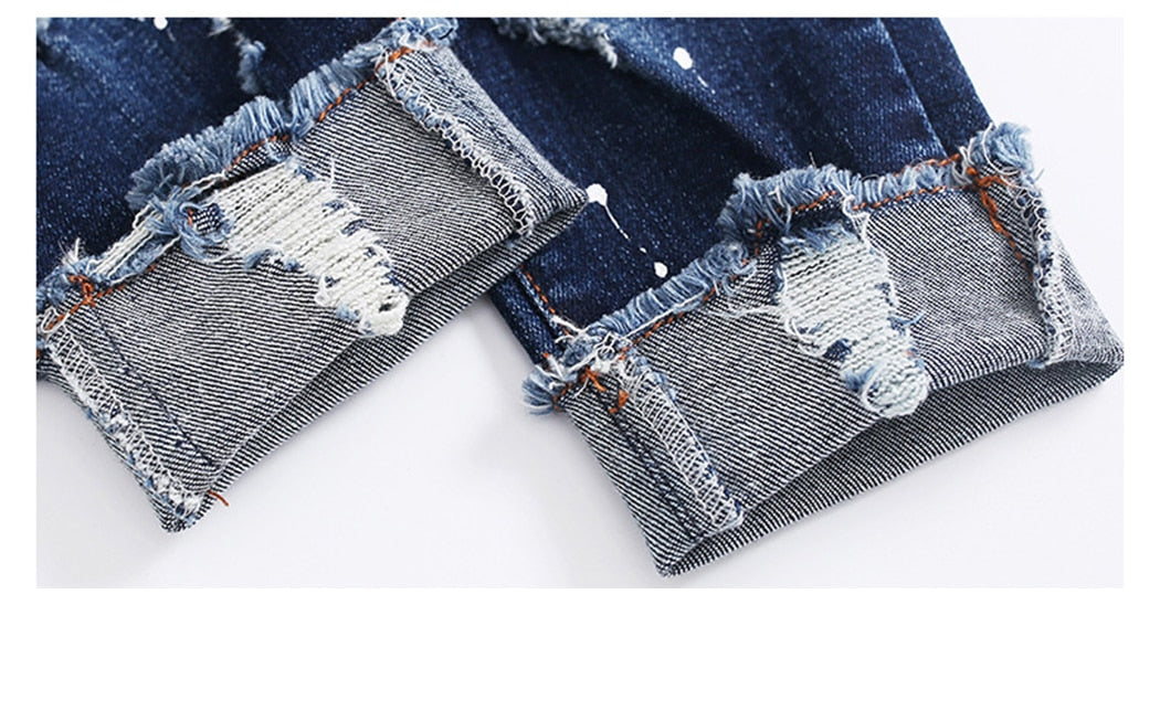 Jeans en denim extensible pour bébés garçons.