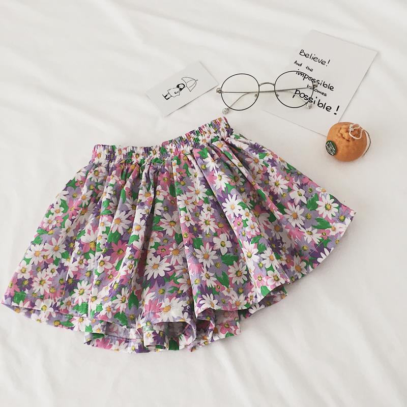 Jupe-short à fleurs pour filles.