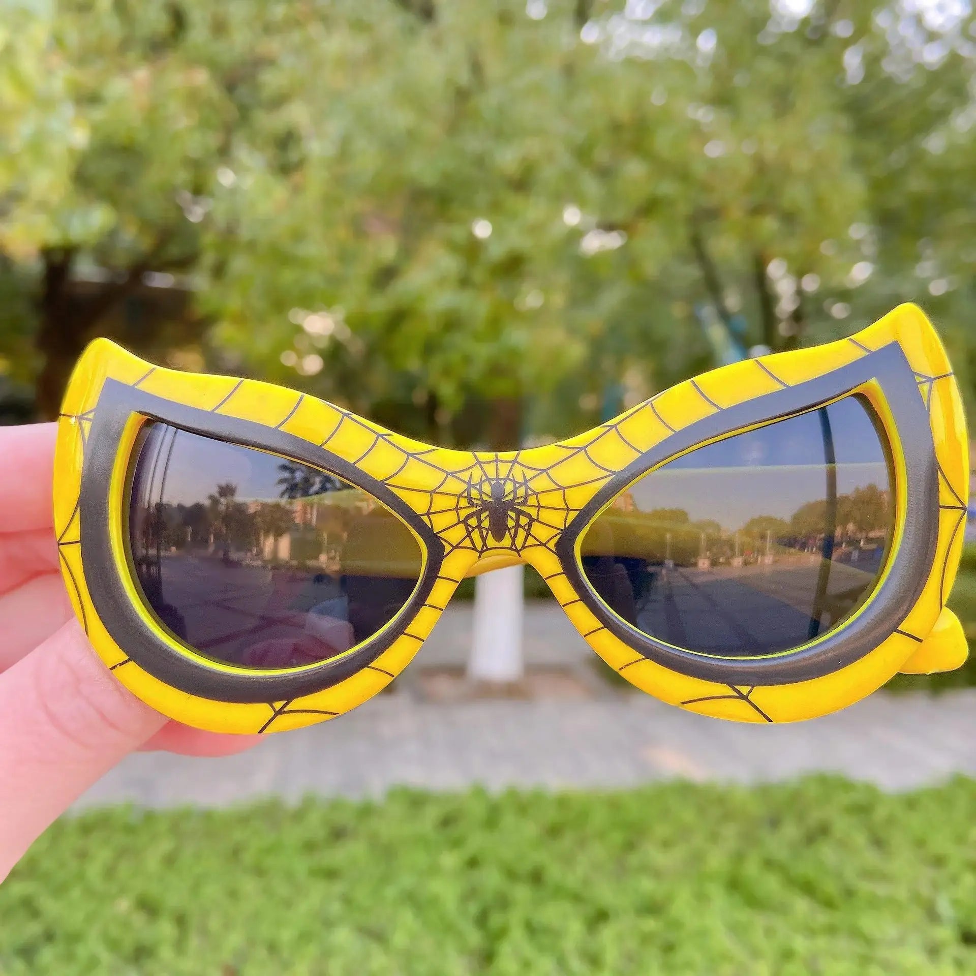 lunettes-de-soleil-spider-man-soldes-jaune