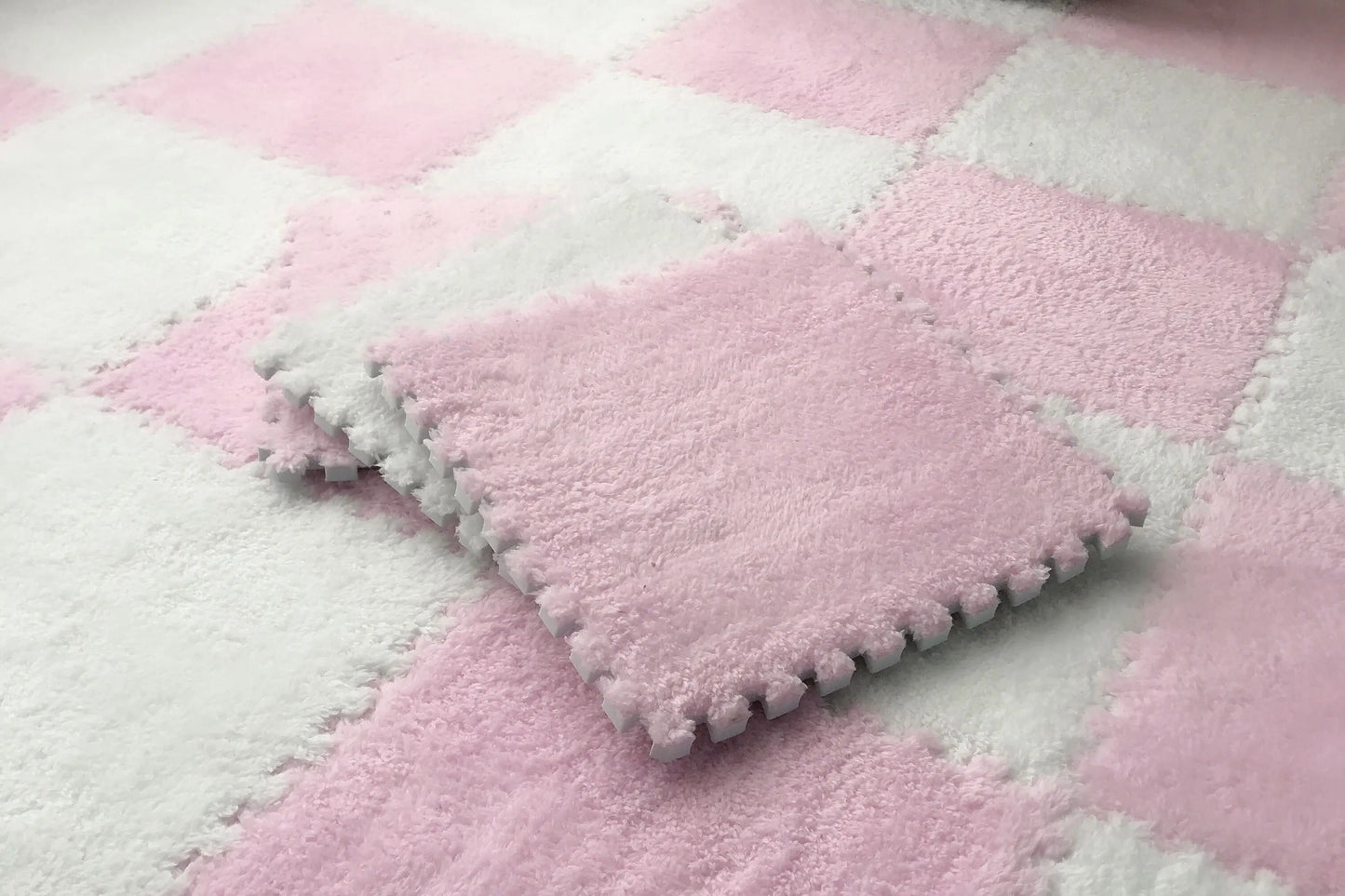 tapis-mousse-bebe-rose-blanc