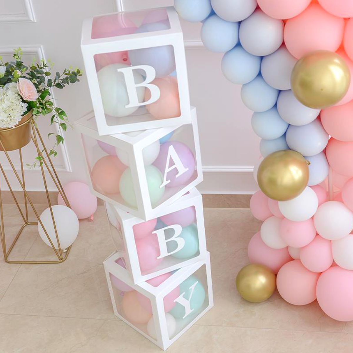 BOITE TRANSPARENTE AVEC DES BALLONS