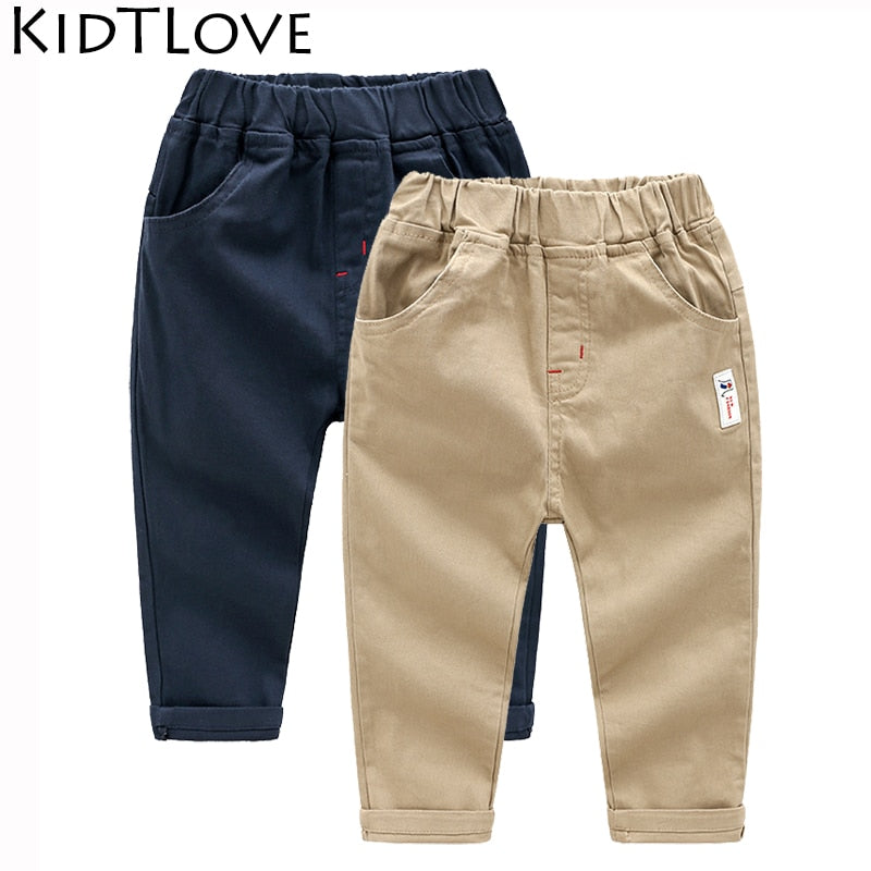 Pantalons longs en coton pour enfants.